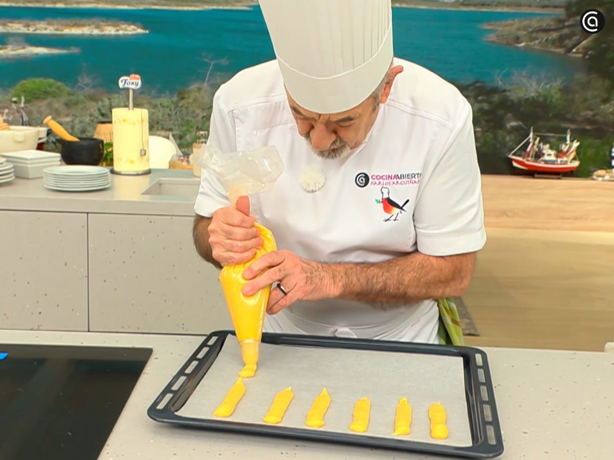 Pon la masa en una manga pastelera y forma bastones; luego, hornea