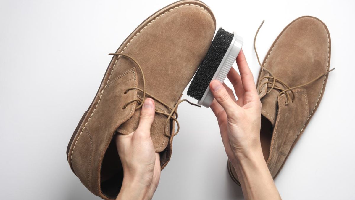 lLimpiando zapatos de gamuza con un cepillo de esponja.