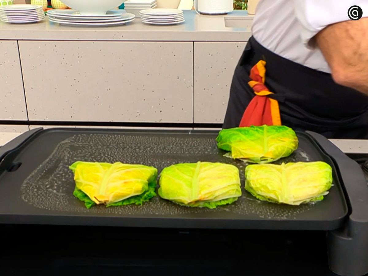 Calienta la plancha, añade mantequilla y dora los rollitos de berza