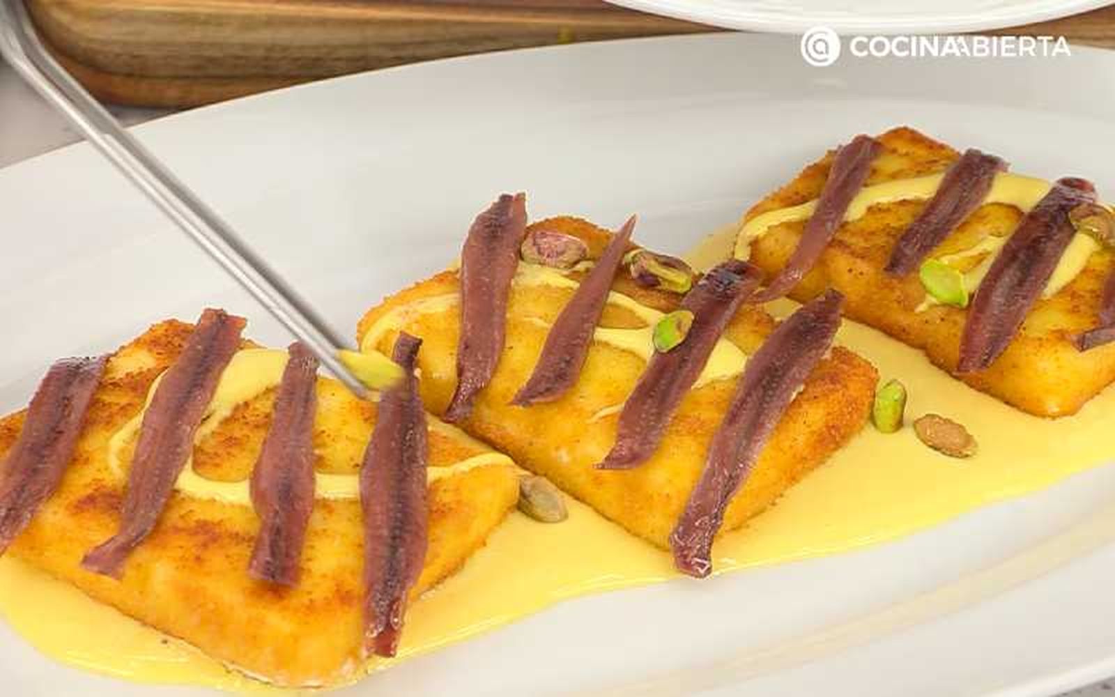 Sirve con anchoas y pistachos tostados Sirve con anchoas y pistachos tostados
