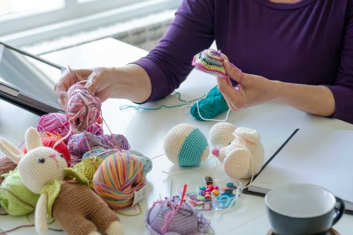 Mujer haciendo amigurumi con crochet.