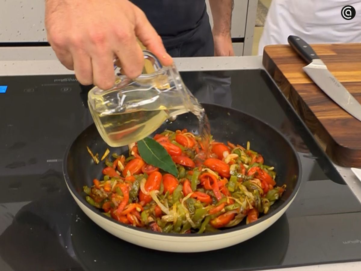 Riega con el txakoli y deja que reduzca.