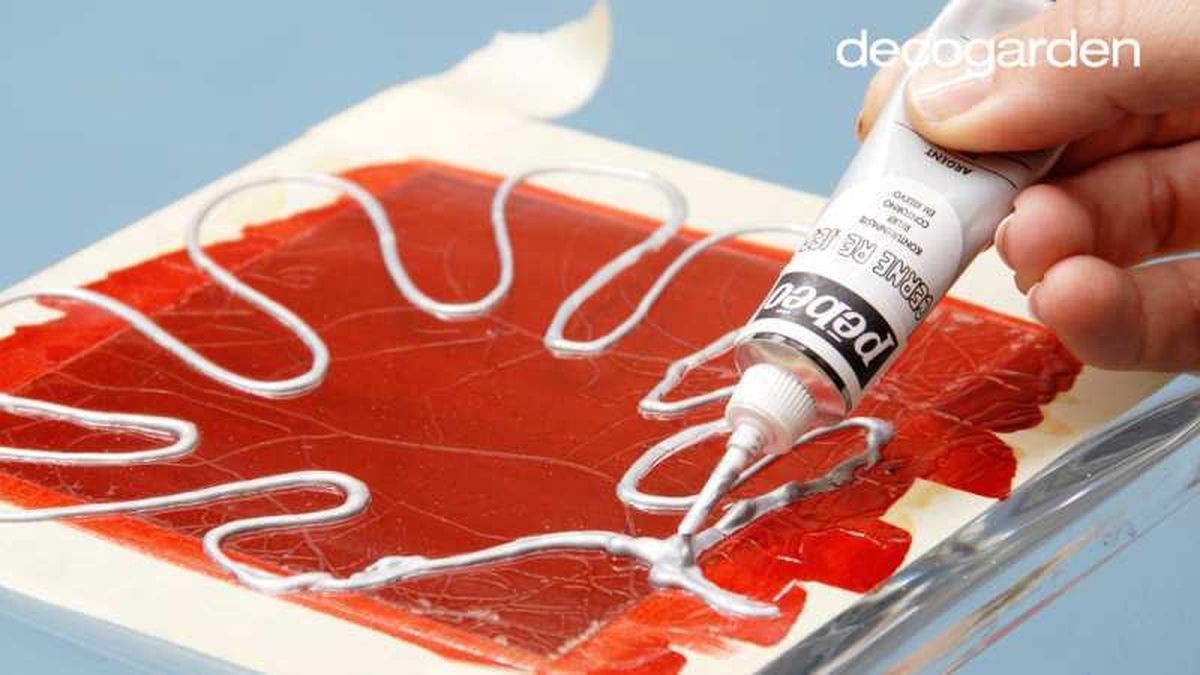 Tercer paso para decorar un portavelas de cristal.