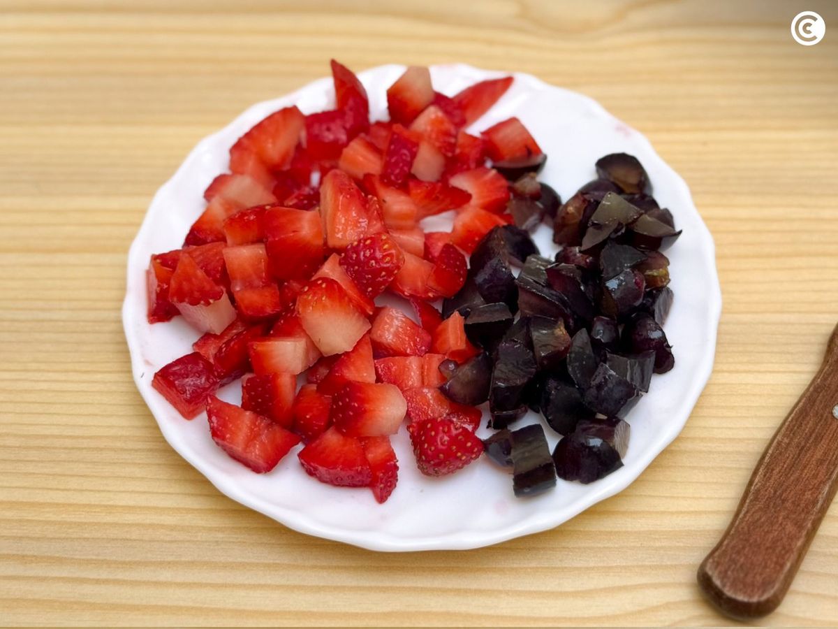 Fruta fresca troceada para hacer helado vegano