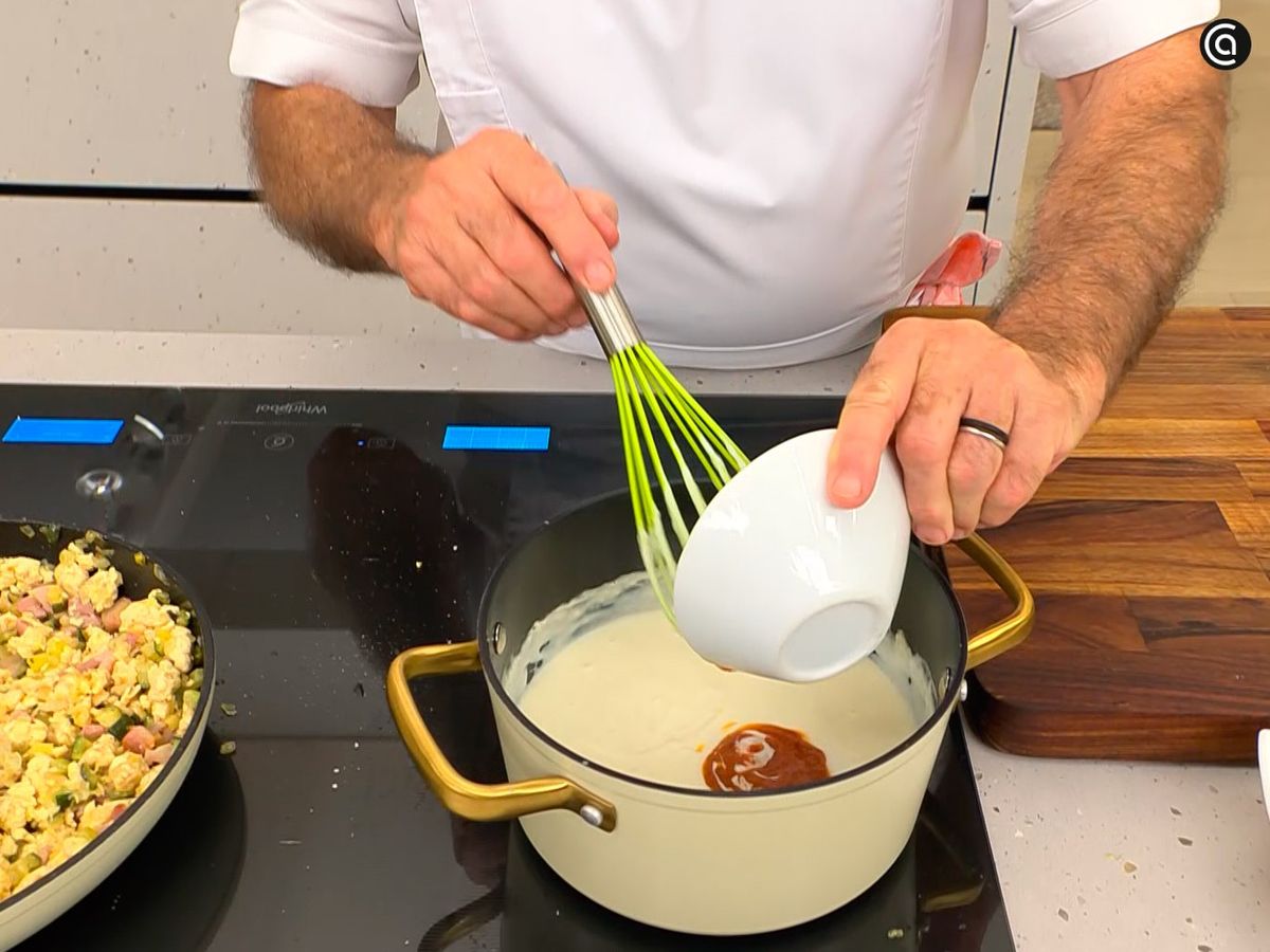 Elabora la bechamel y mézclala con la salsa de tomate