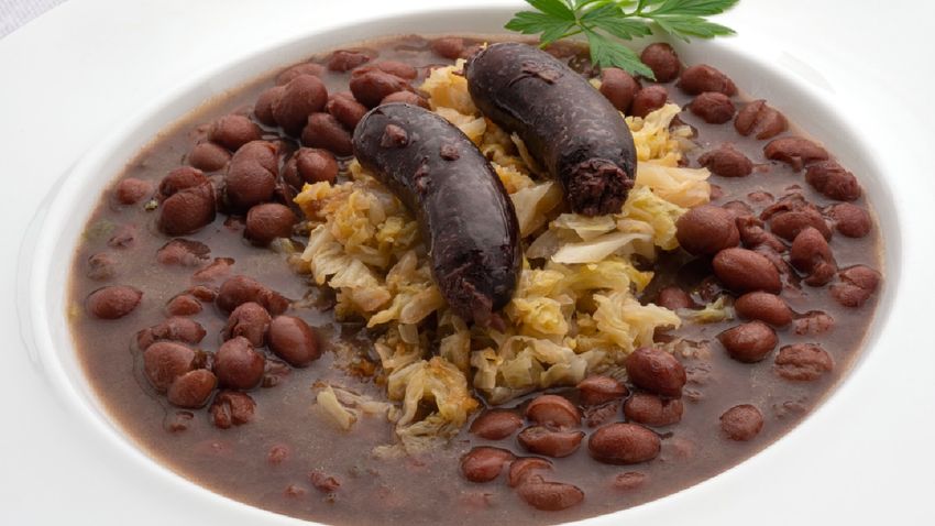 Alubias en olla exprés con berza salteada y morcilla, la receta rápida de Karlos Arguiñano