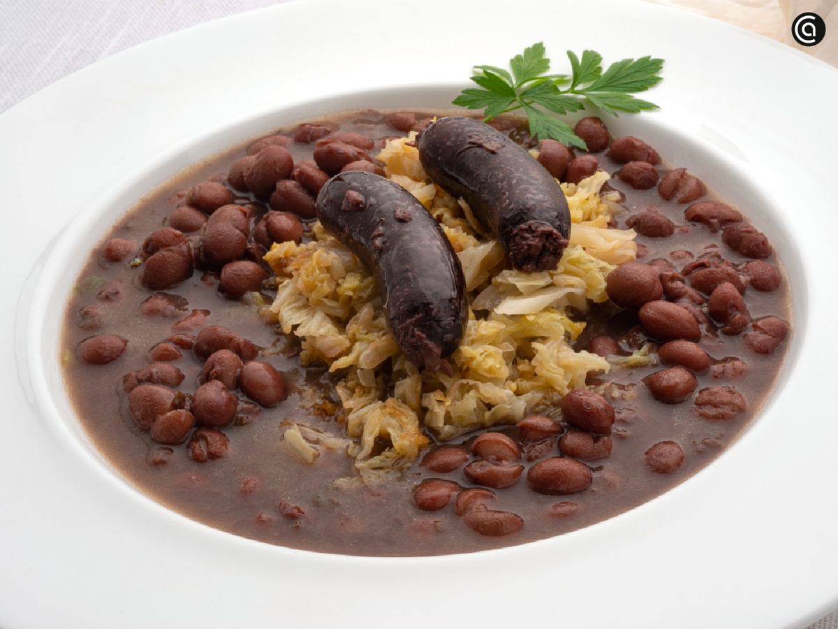 Alubias en olla exprés con berza salteada y morcilla, la receta rápida de Karlos Arguiñano