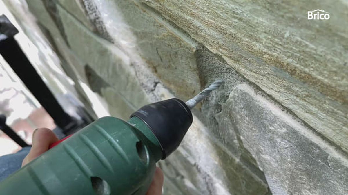 Bricomania 010 colgar una mesa plegable para balcón paso5