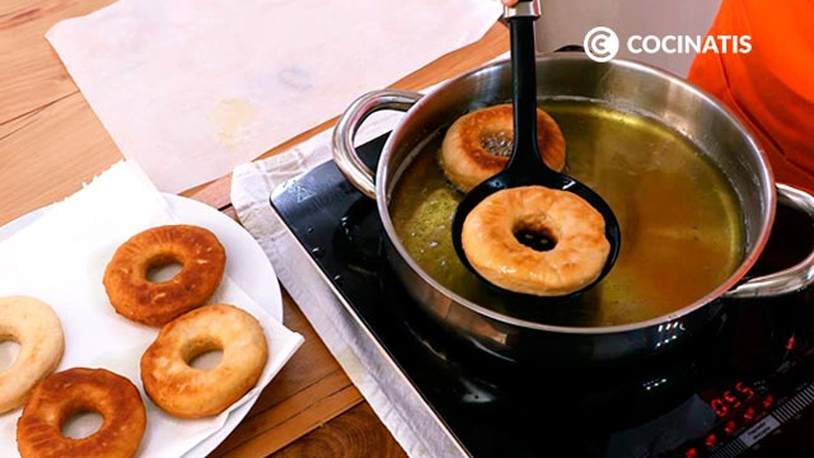 Fríelos en abundante aceite Cómo hacer donuts caseros esponjosos con chocolate paso 5