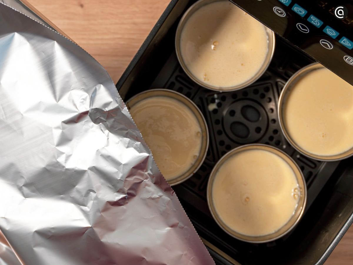 Vierte la mezcla del flan en las flaneras y cocina en la freidora de aire