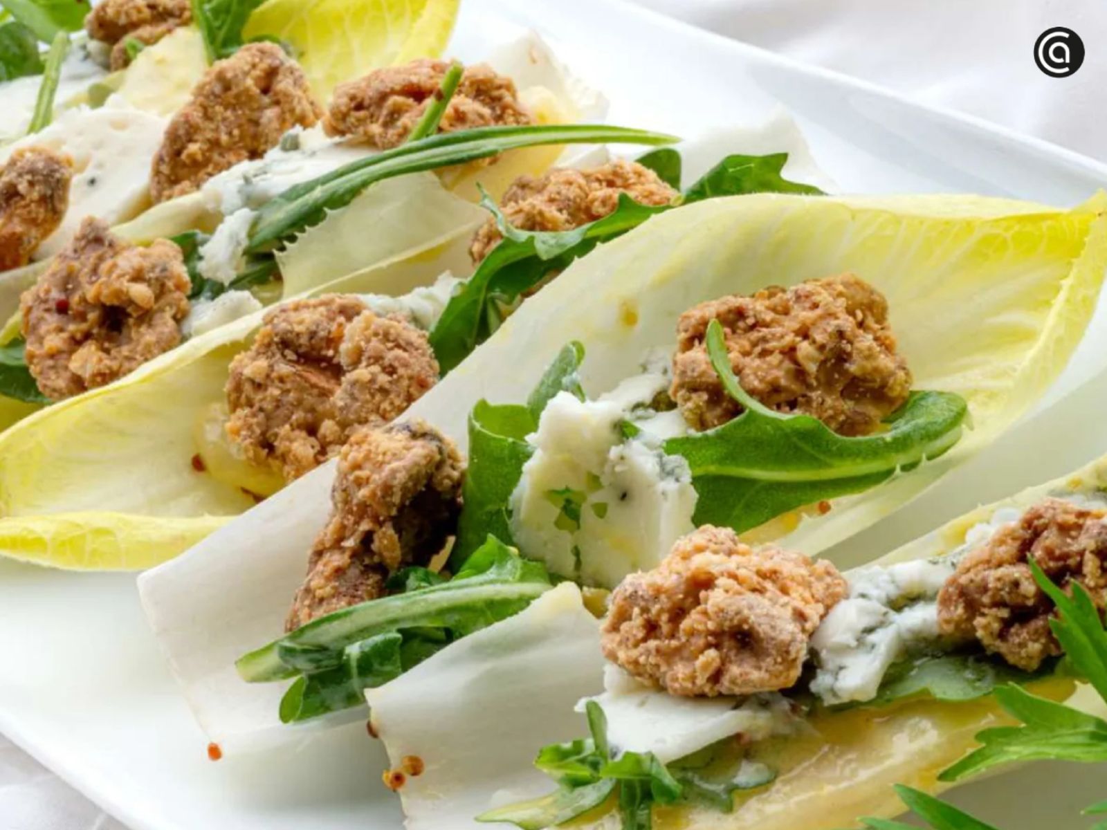 Endivias crudas con pera y queso azul, un ejemplo de cómo el dulzor y la intensidad equilibran su sabor natural.