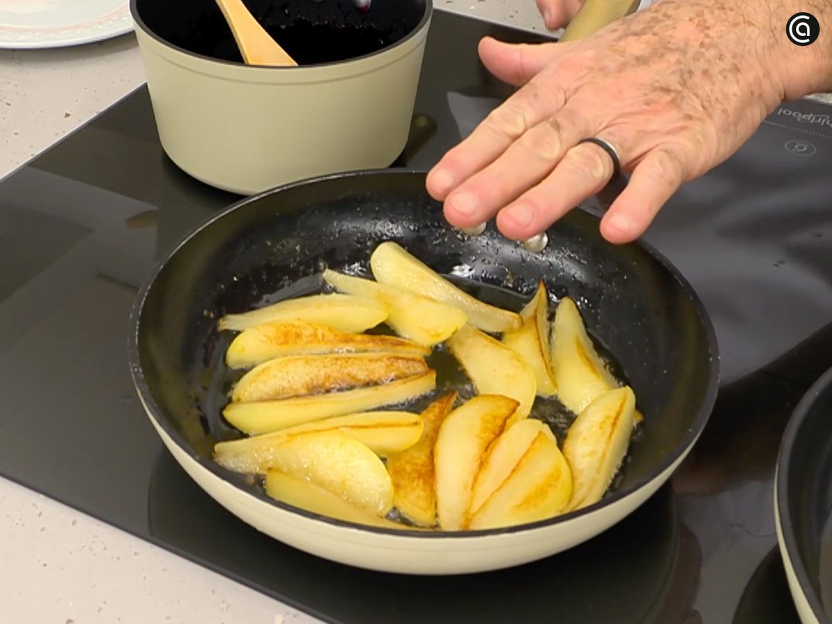 Cocina las peras con mantequilla en una sartén