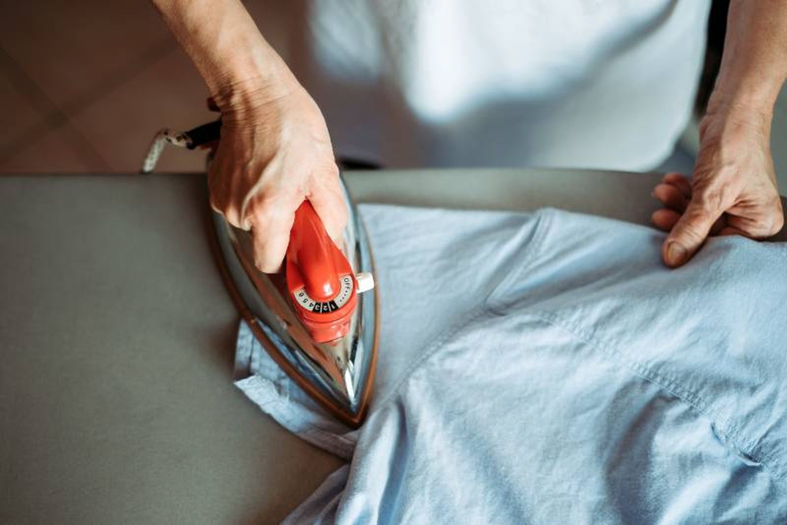 Lee las etiquetas de lavado de la prenda para saber cómo quitar manchas difíciles Lee las etiquetas de lavado de la prenda para saber cómo quitar manchas difíciles