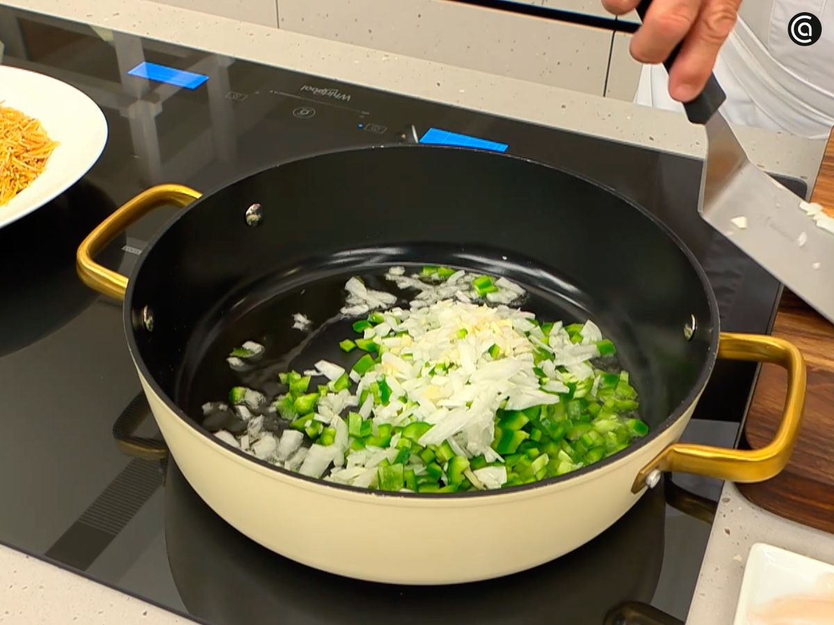 Sofríe la cebolleta, los ajos y el pimiento verde