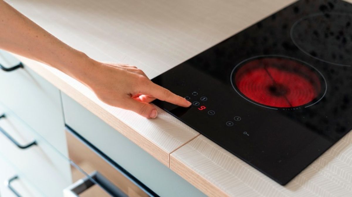 Una vitrocerámica encendida en la cocina