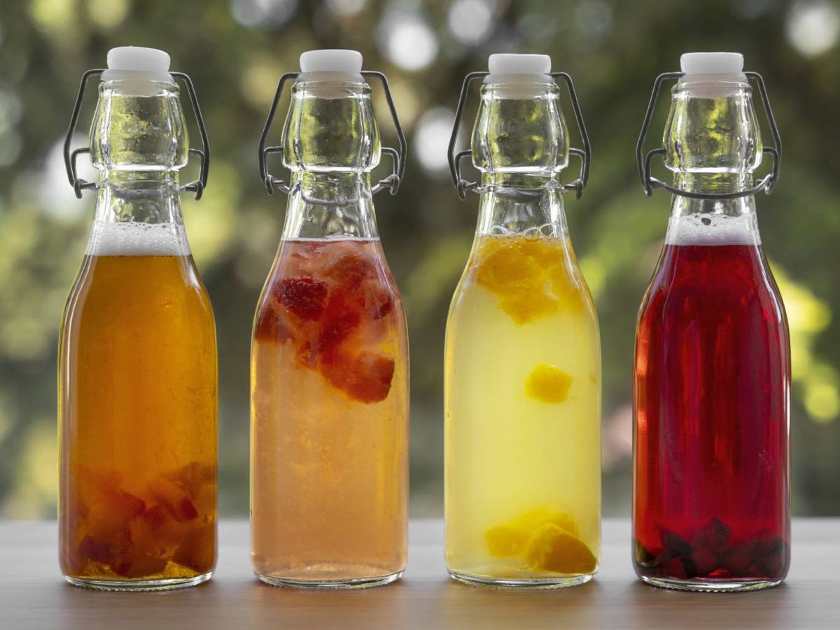 Kombucha con fruta: una alternativa fresca y saludable para tu próxima barbacoa.