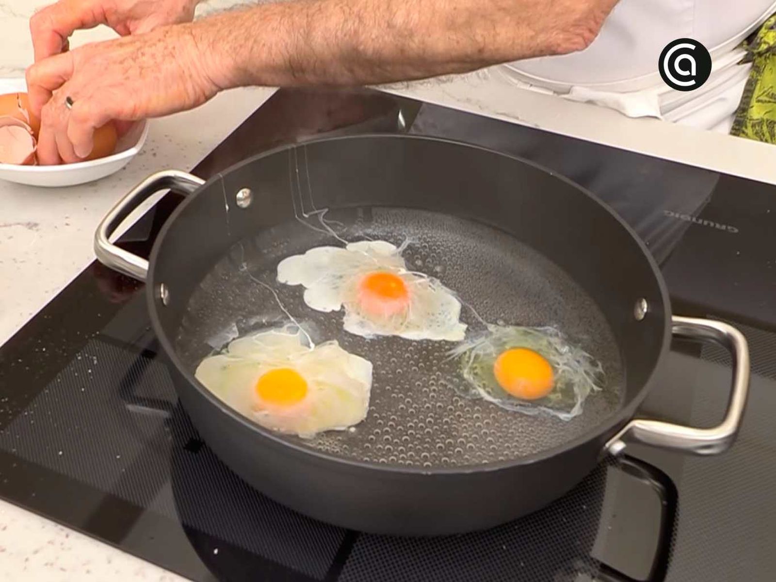 Escalfa los huevos