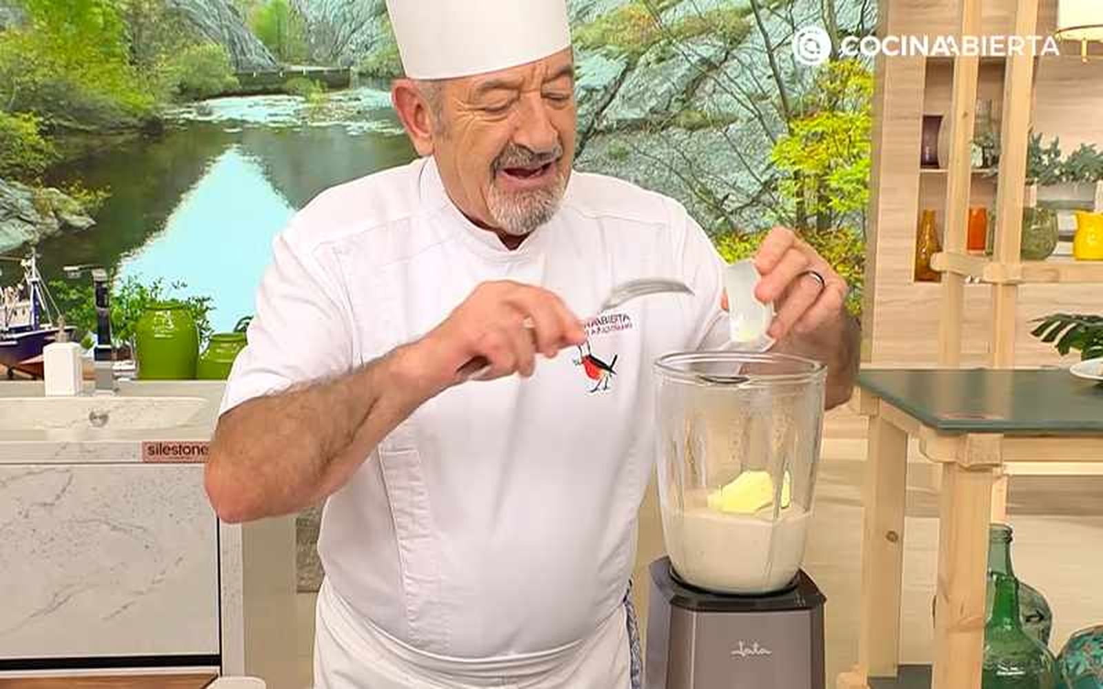 Incorpora mantequilla al puré de castañas Incorpora mantequilla al puré de castañas