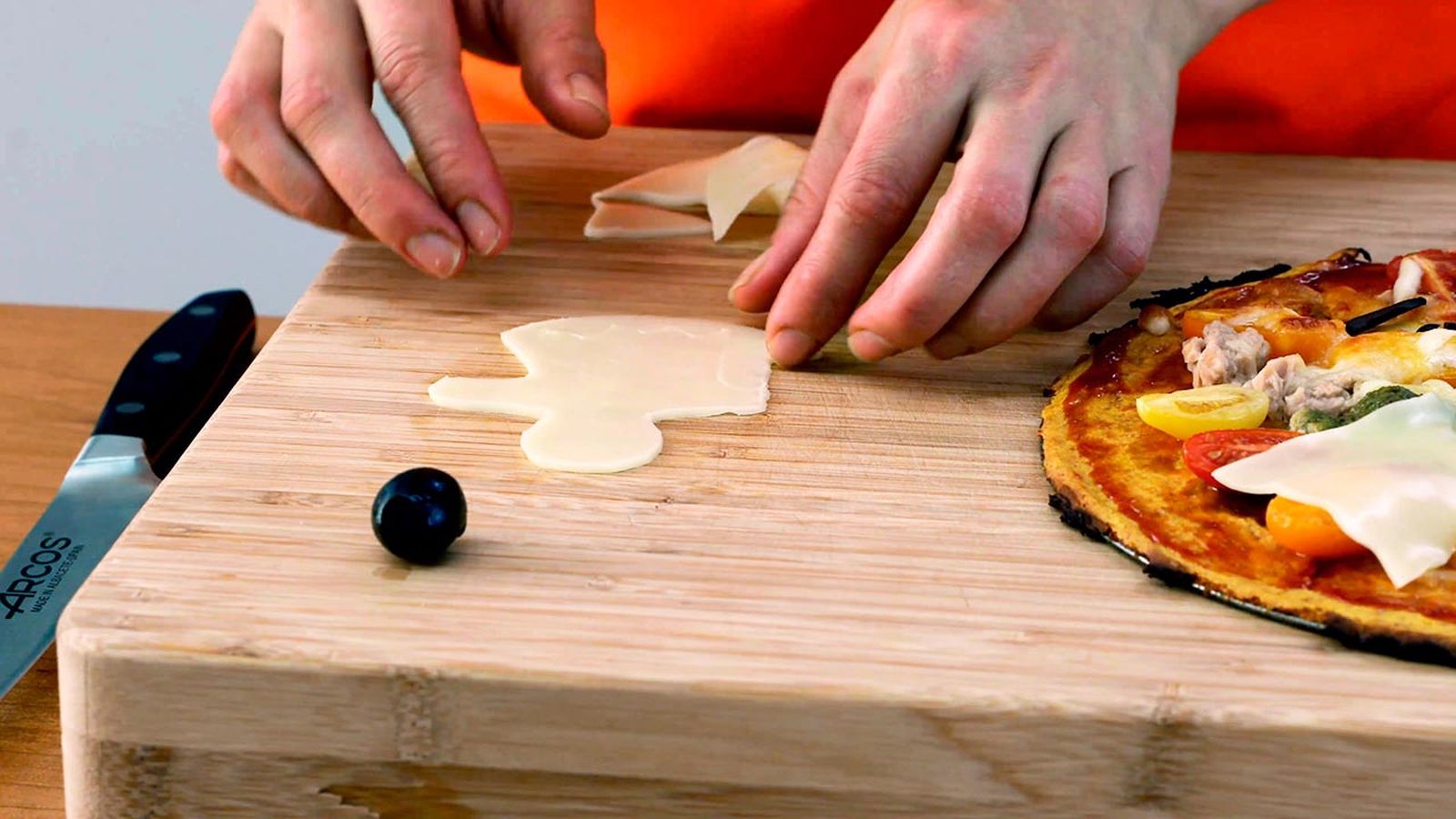 Corta el queso con forma de fantasma Receta de pizza fantasma para Halloween paso 4
