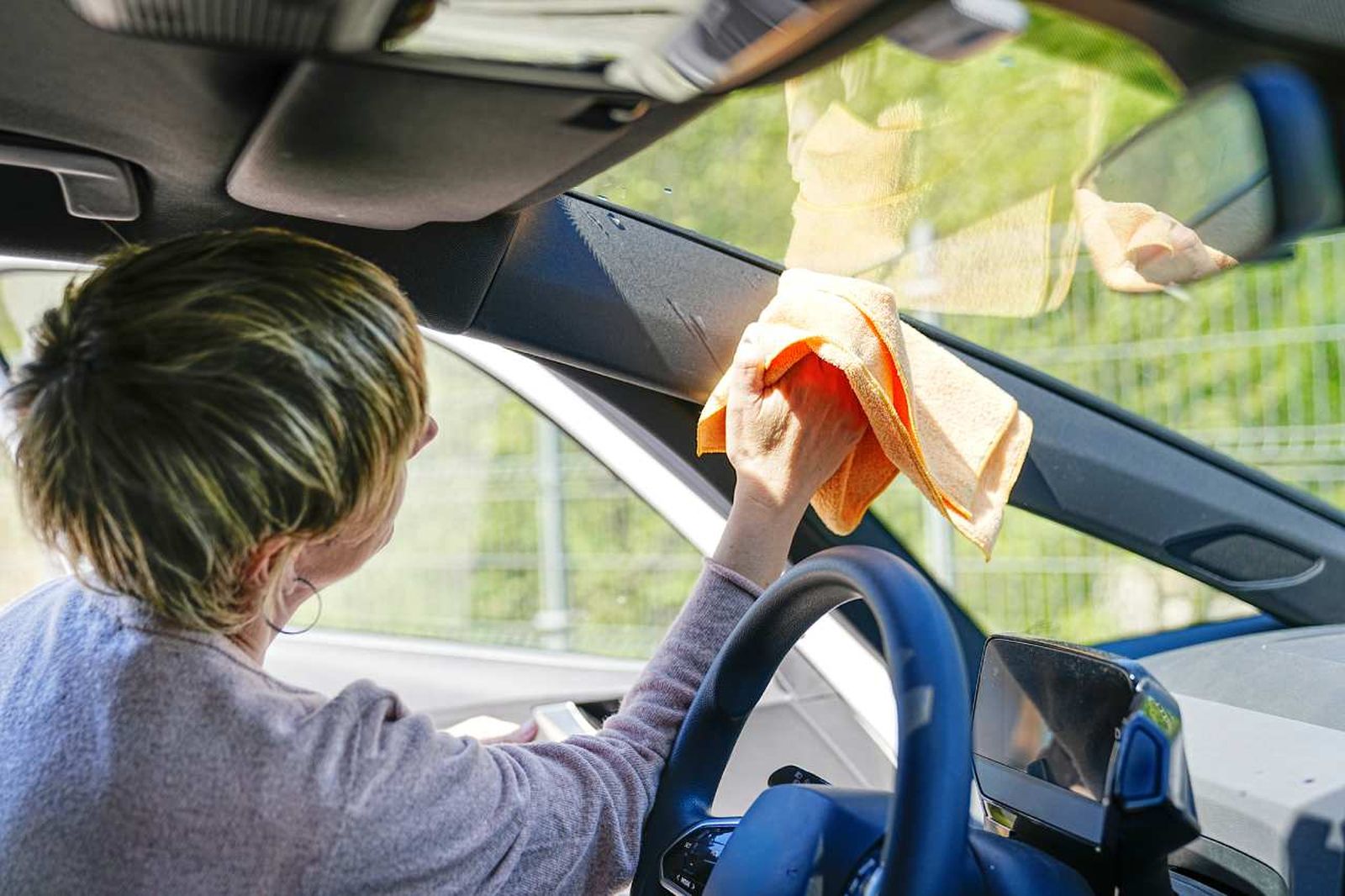 Limpiar la luna del coche garantiza una máxima visibilidad en carretera
