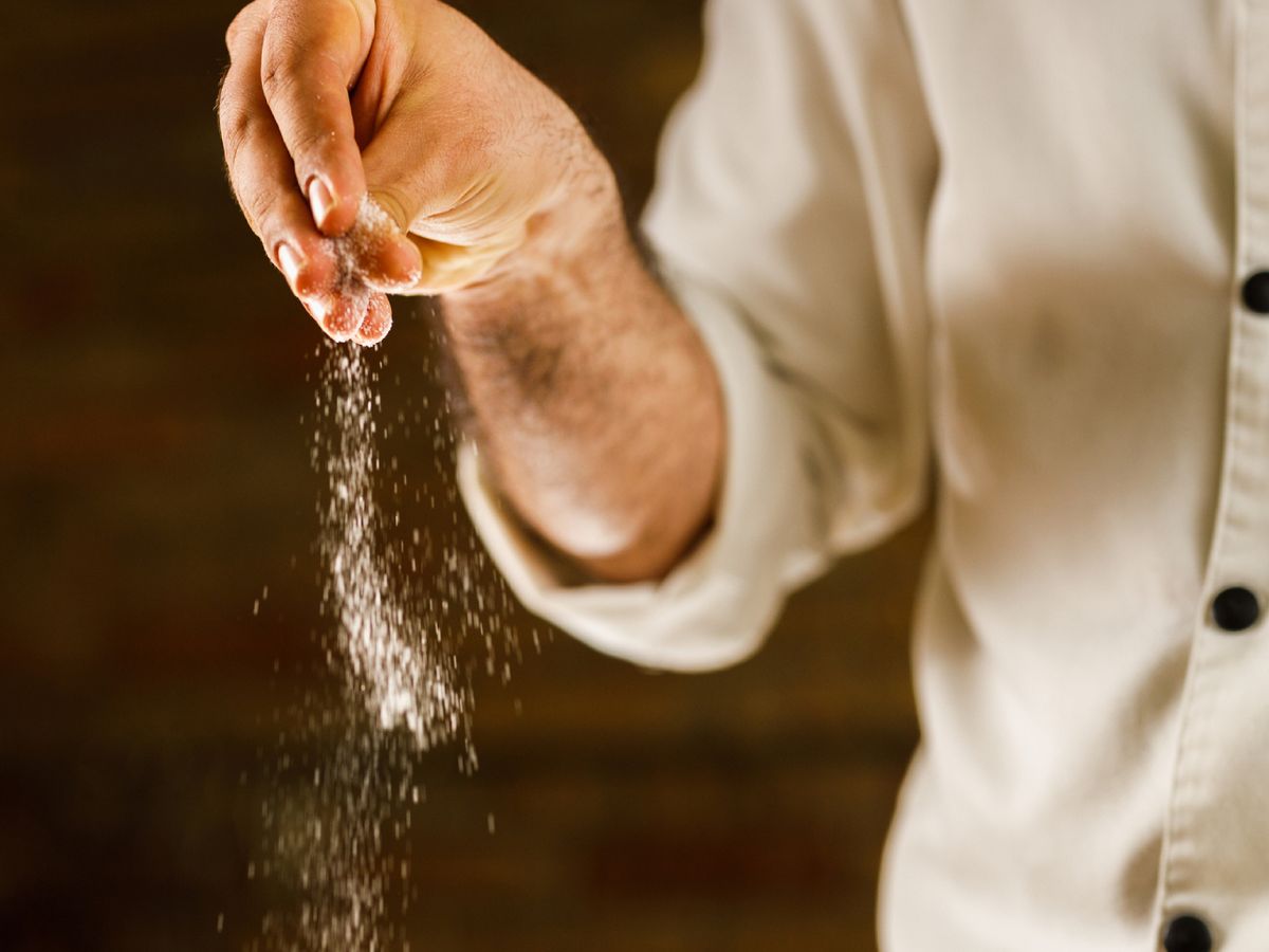 Salar a ojo funciona distinto con sal fina que con sal gruesa.