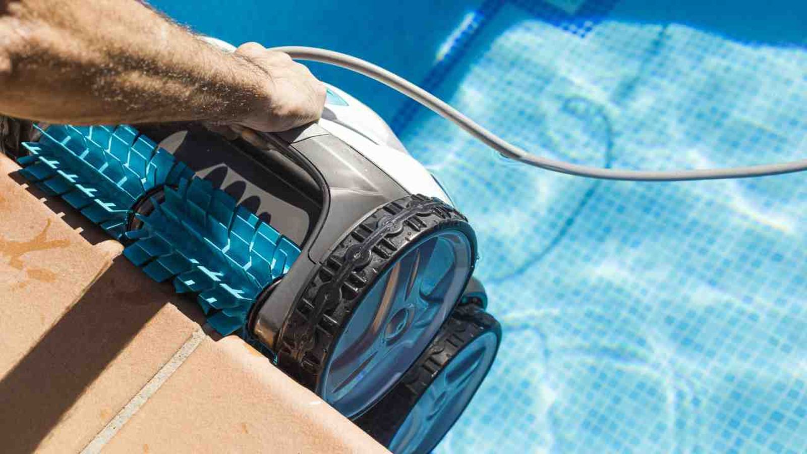 Robot limpiafondos en piscina