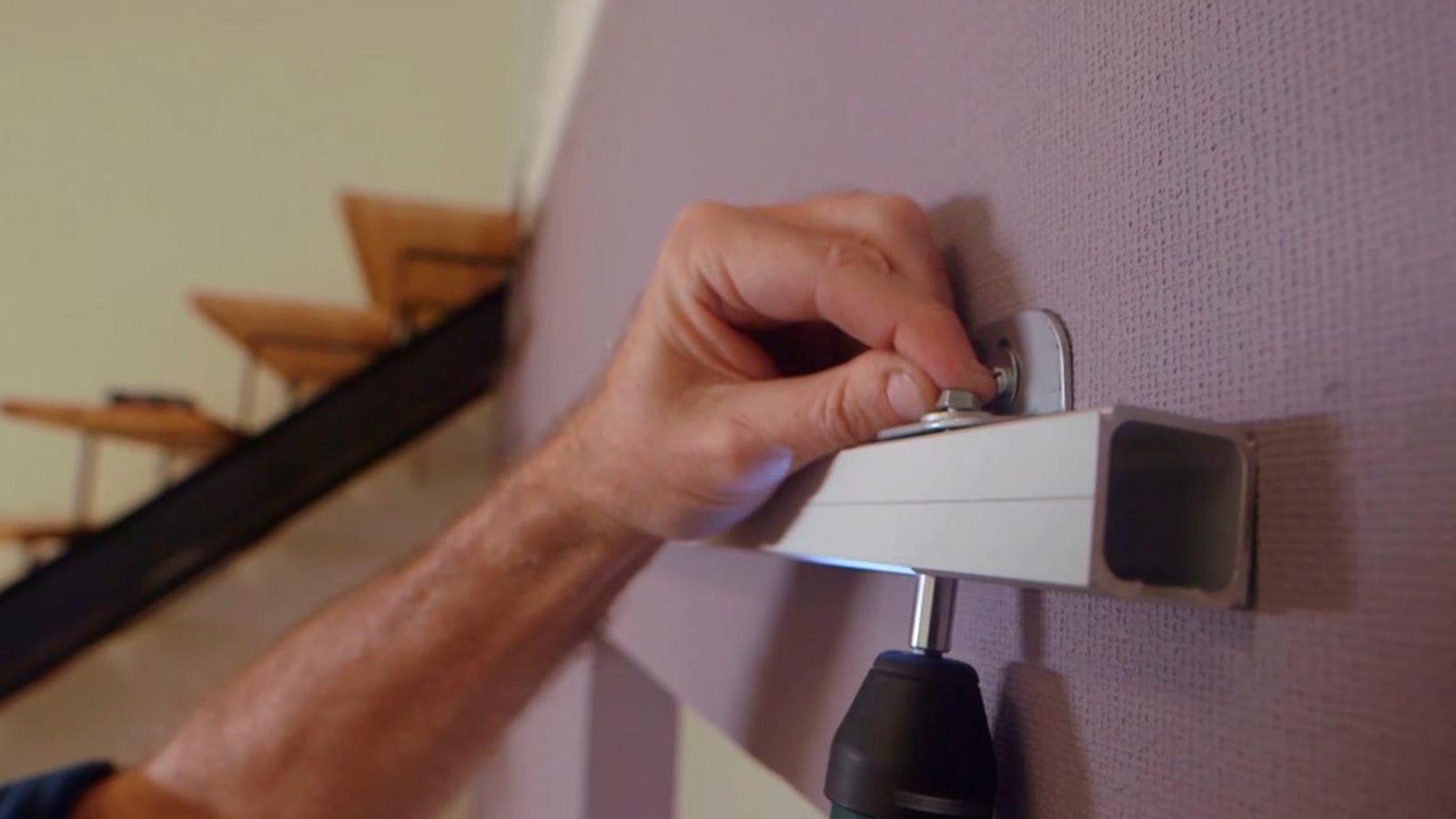 Cómo instalar puerta corredera en tabique de madera paso 4 Cómo instalar puerta corredera en tabique de madera paso 4