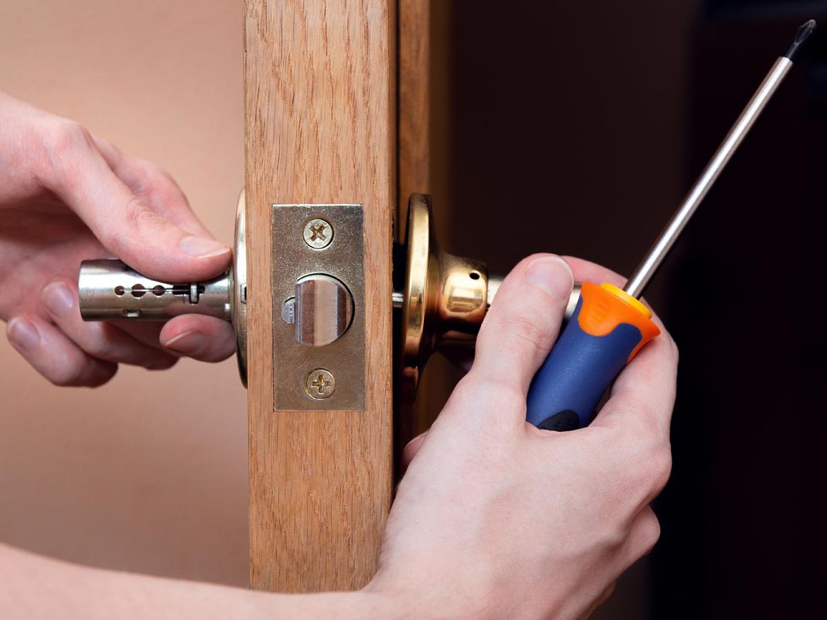 Renueva los tornillos de las manillas de las puertas si están desgastados.