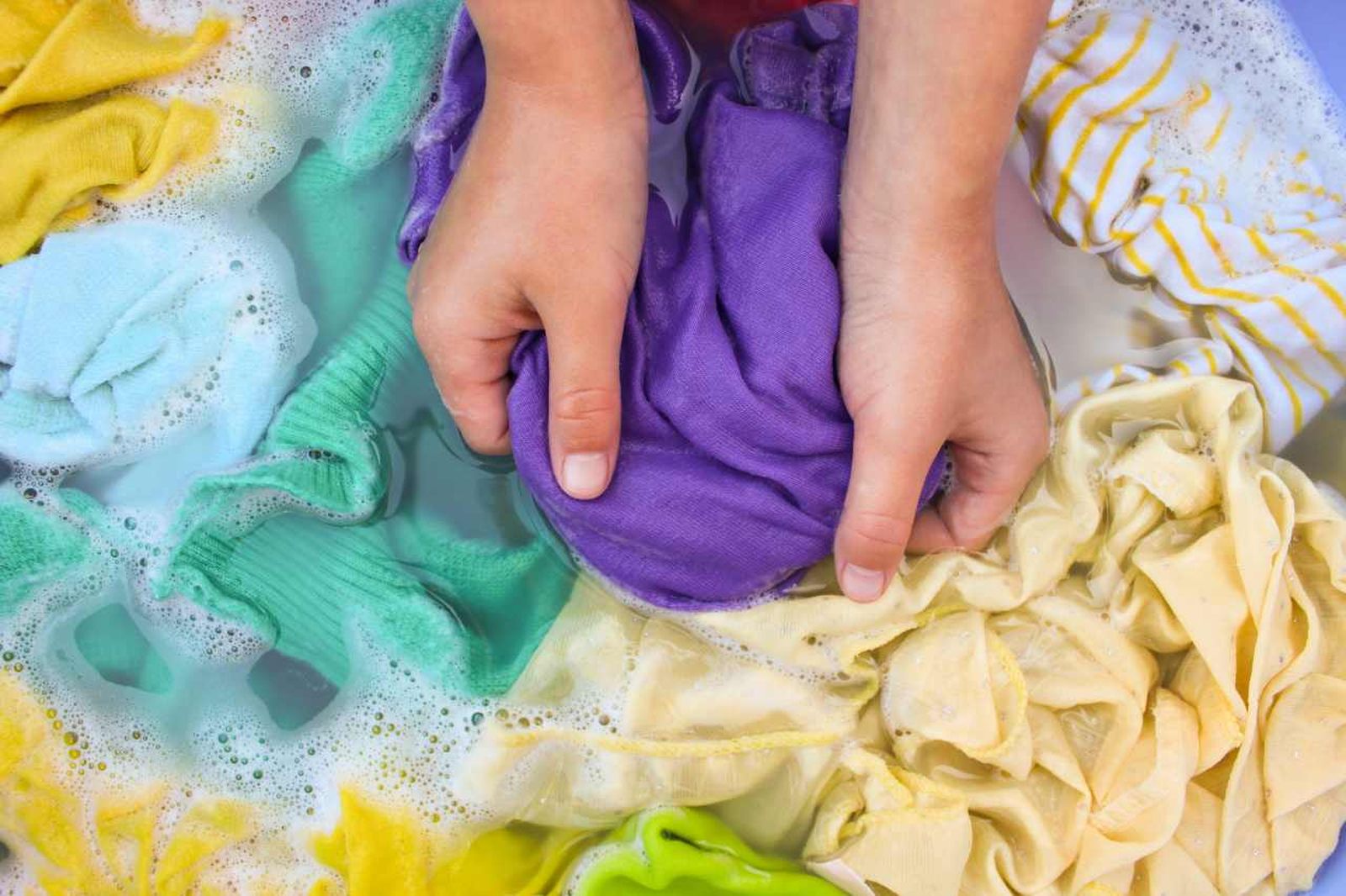 Tu ropa quedará limpia y sin manchas tras poner en práctica estos trucos