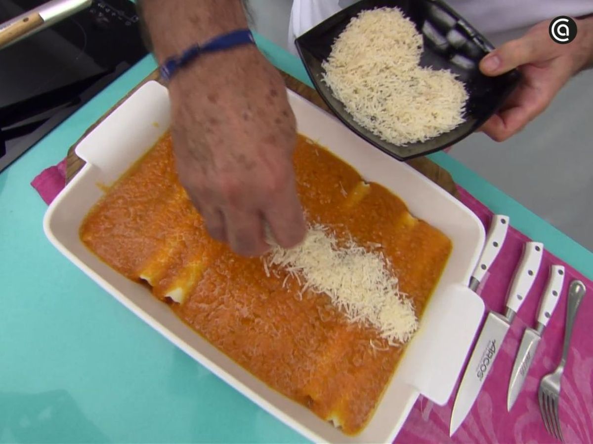 Añade queso parmesano por encima de la salsa para gratinarla al horno