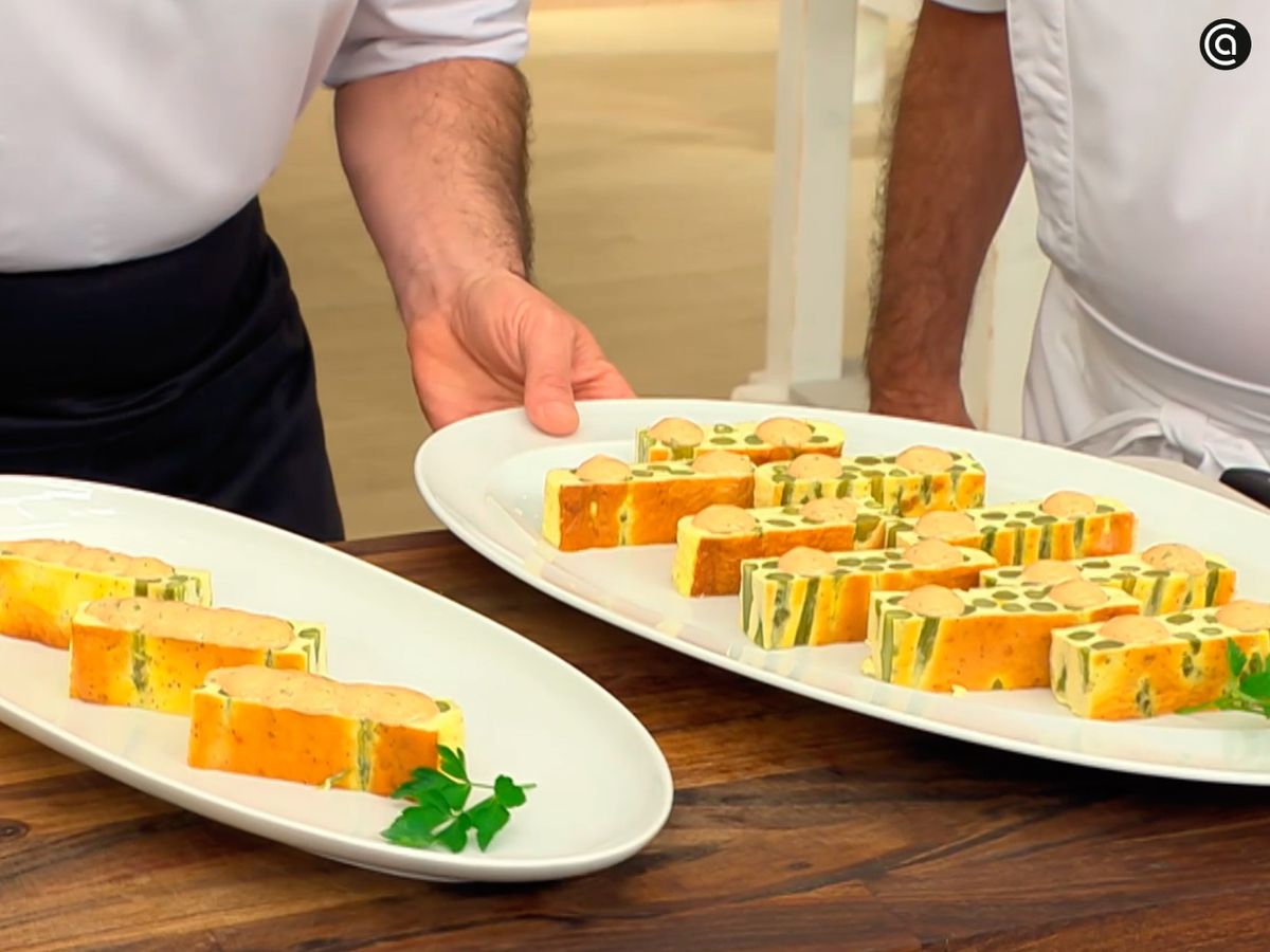 Corta el pudin de espárragos verdes y acompáñalo con la mahonesa picante