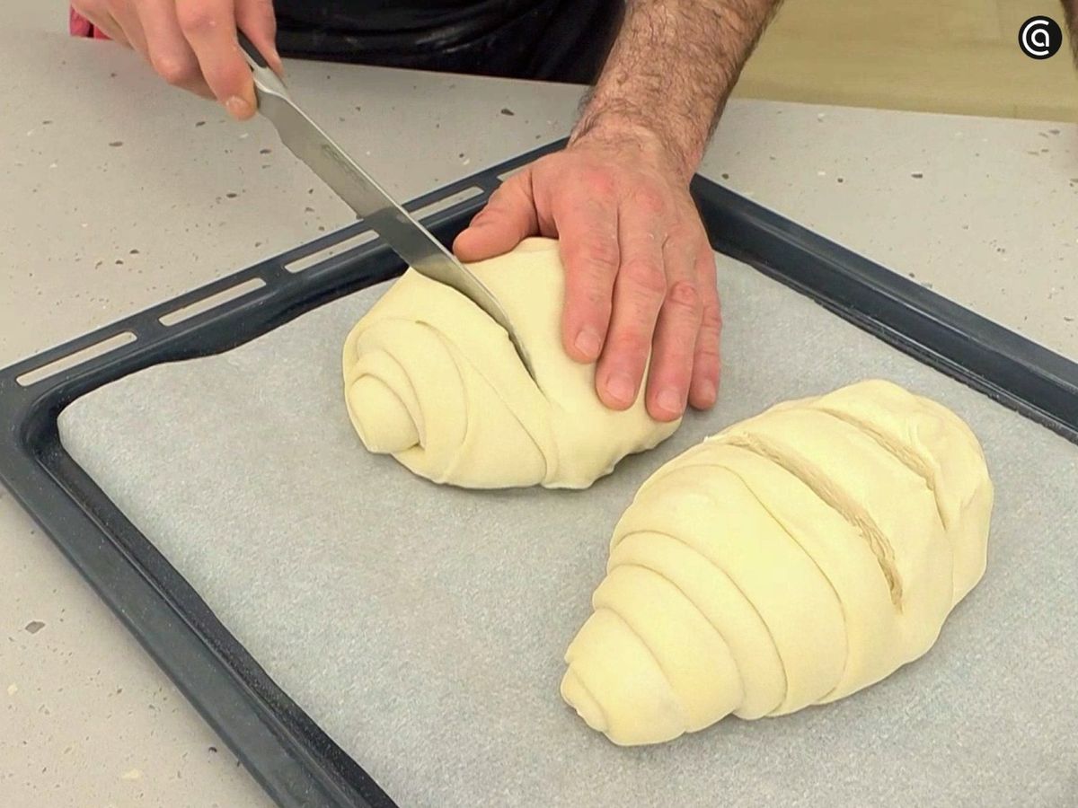 Hazles cortes profundos sobre los panes y hornea