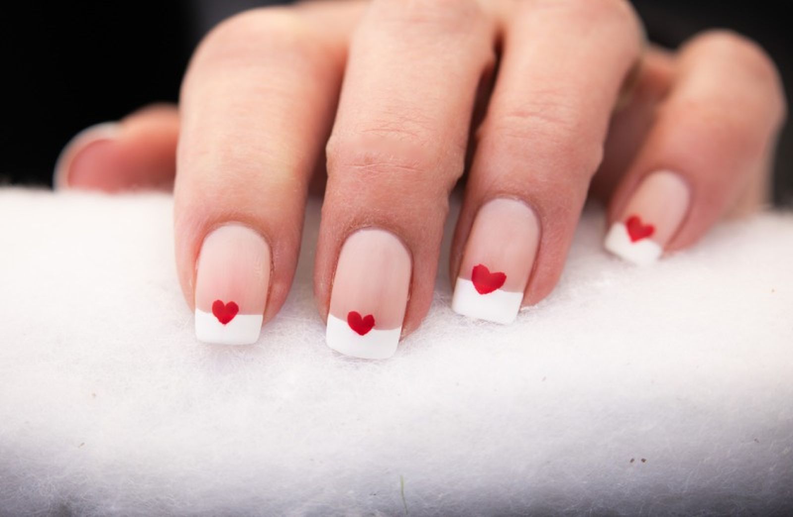 También hay opciones románticas para las amantes de la manicura francesa También hay opciones románticas para las amantes de la manicura francesa