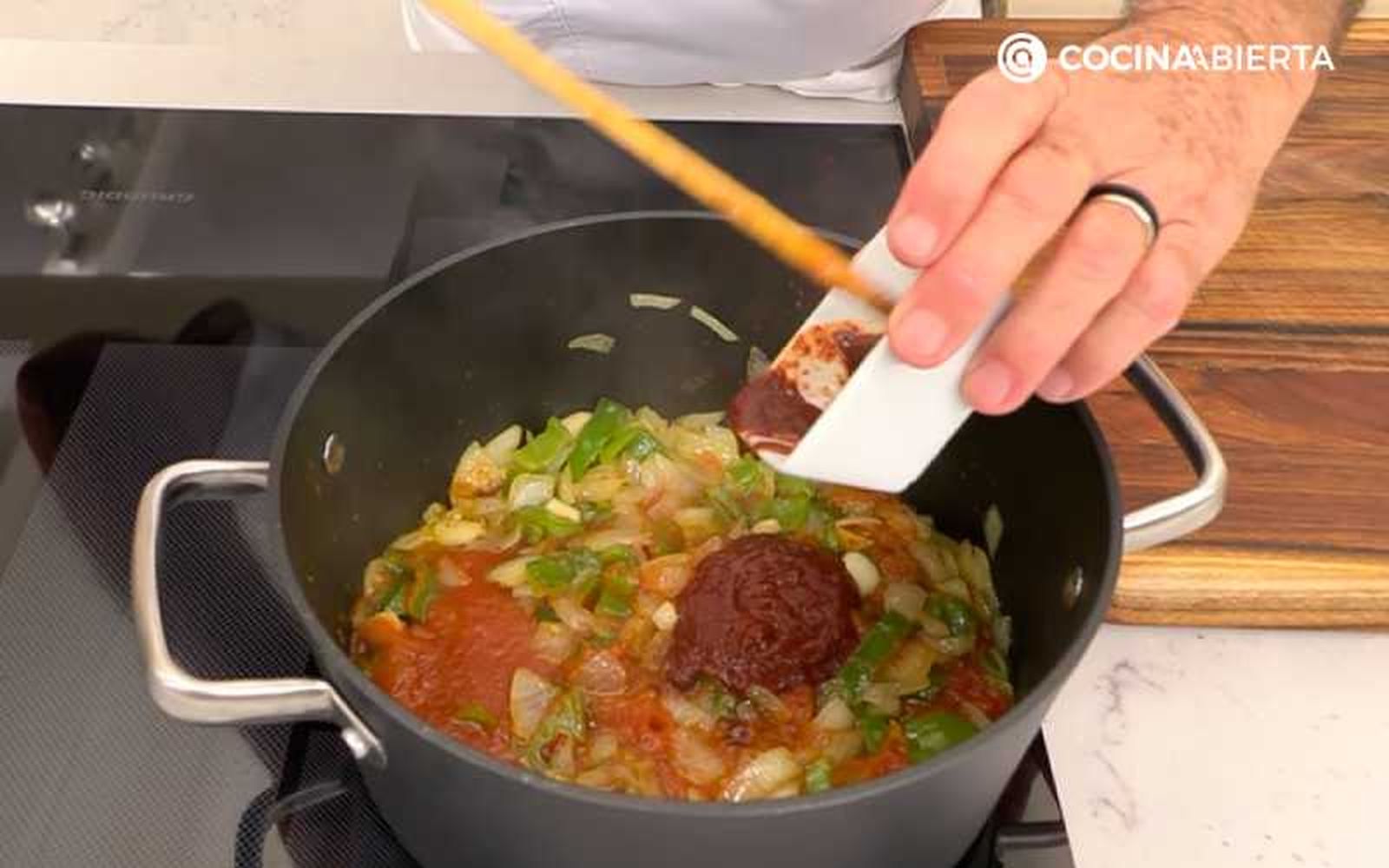Incorpora la carne de pimiento choricero Incorpora la carne de pimiento choricero