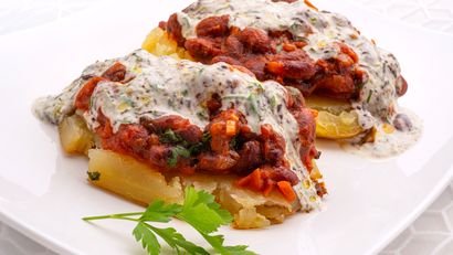 Patata asada con chili de alubias