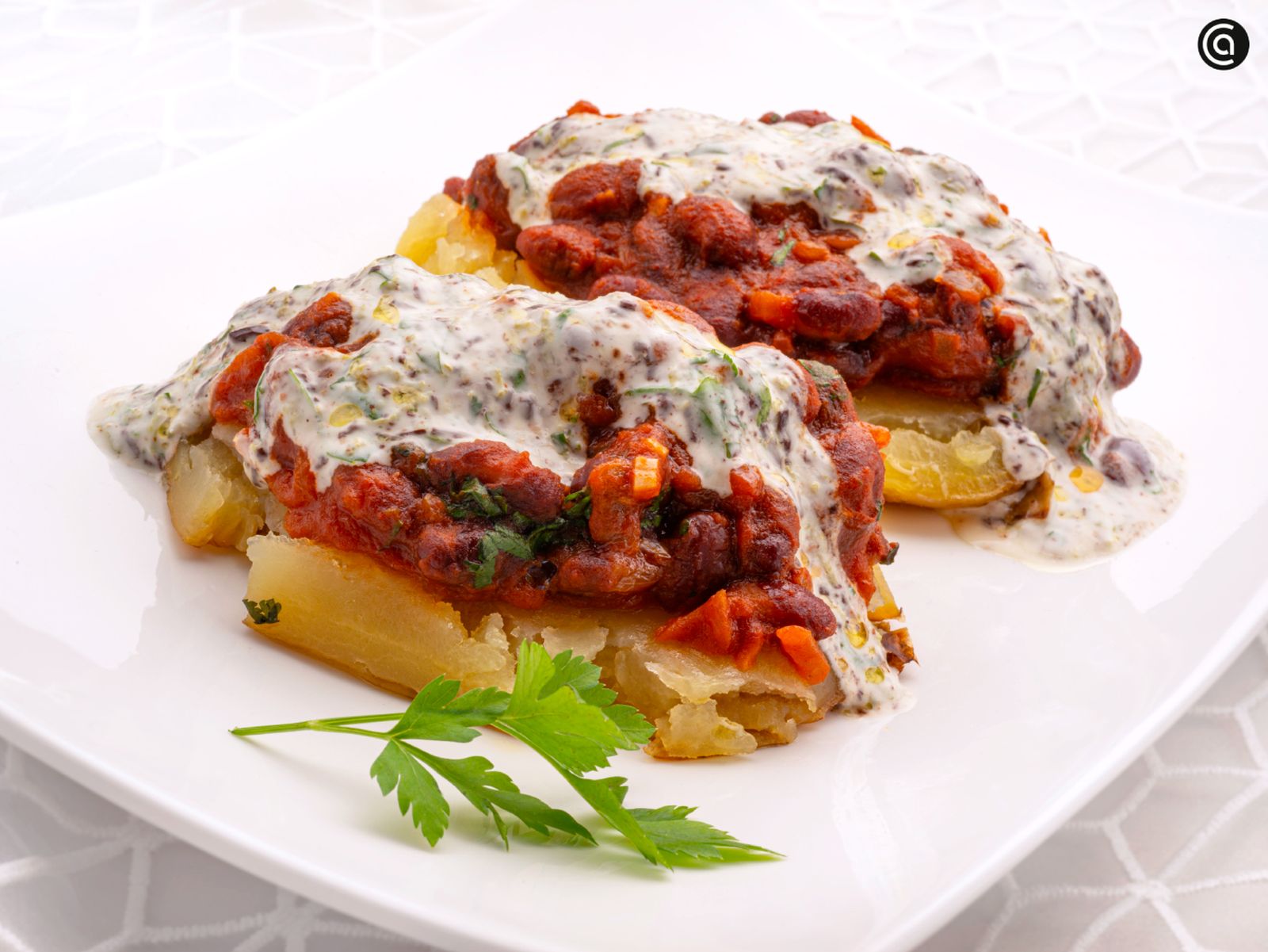 Patata asada con chili de alubias