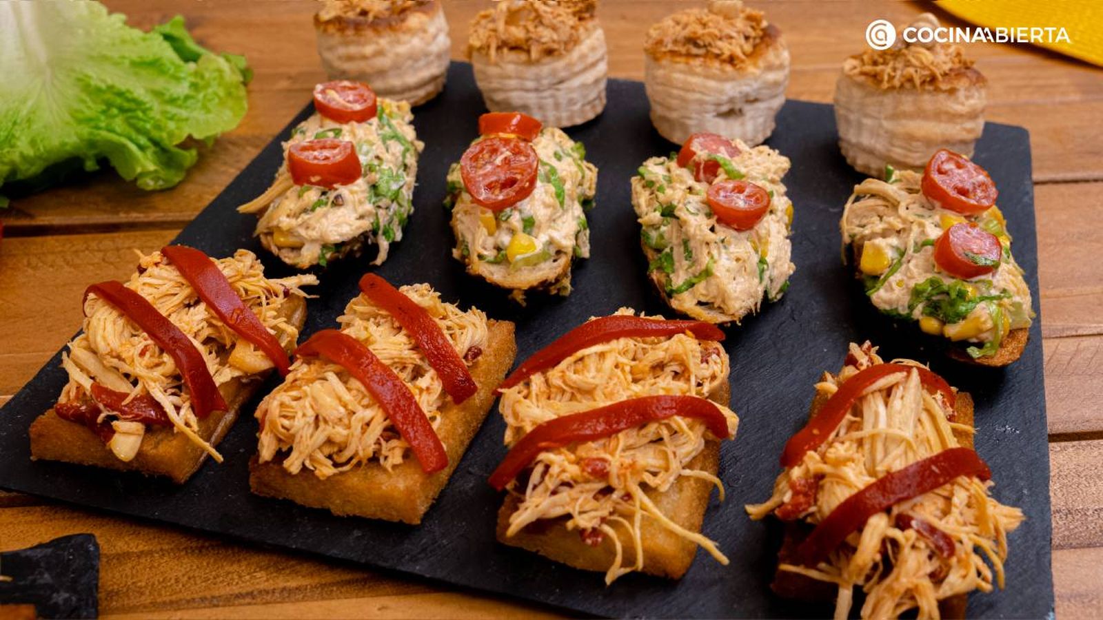 Presentación de los canapés de pollo variados