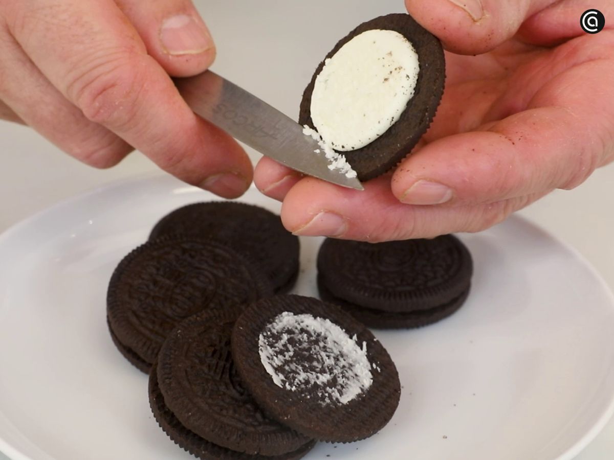 Receta cheesecake de chocolate y café: tritura las galletas