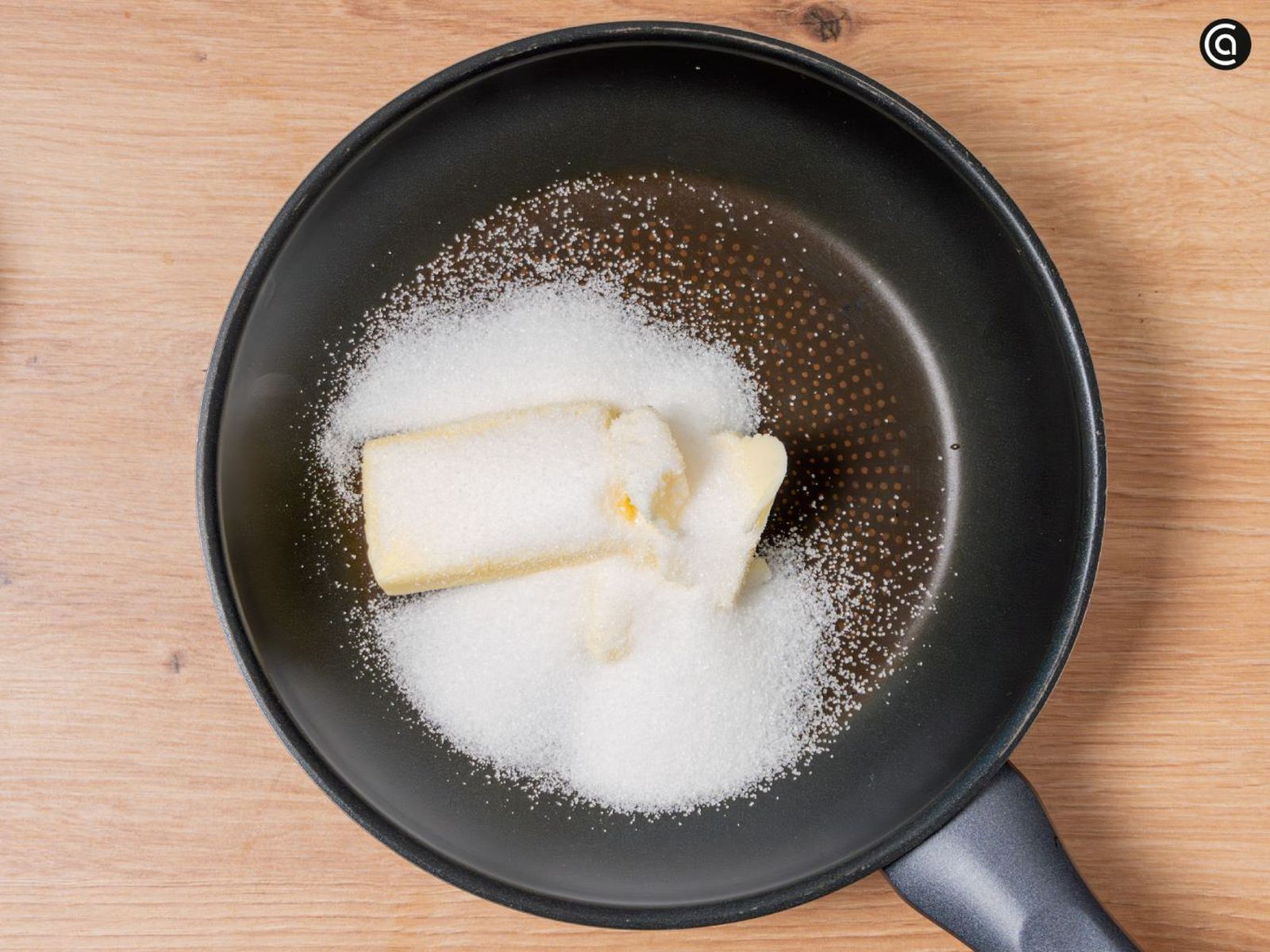 Mezcla el azúcar con la mantequilla hasta que se disuelva