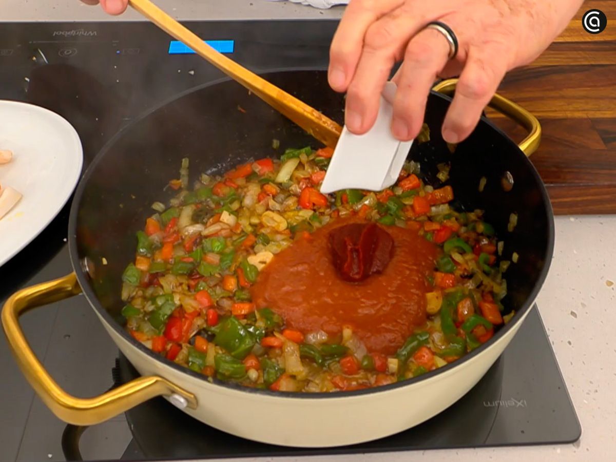 Incorpora la salsa de tomate y el tomate concentrado al sofrito