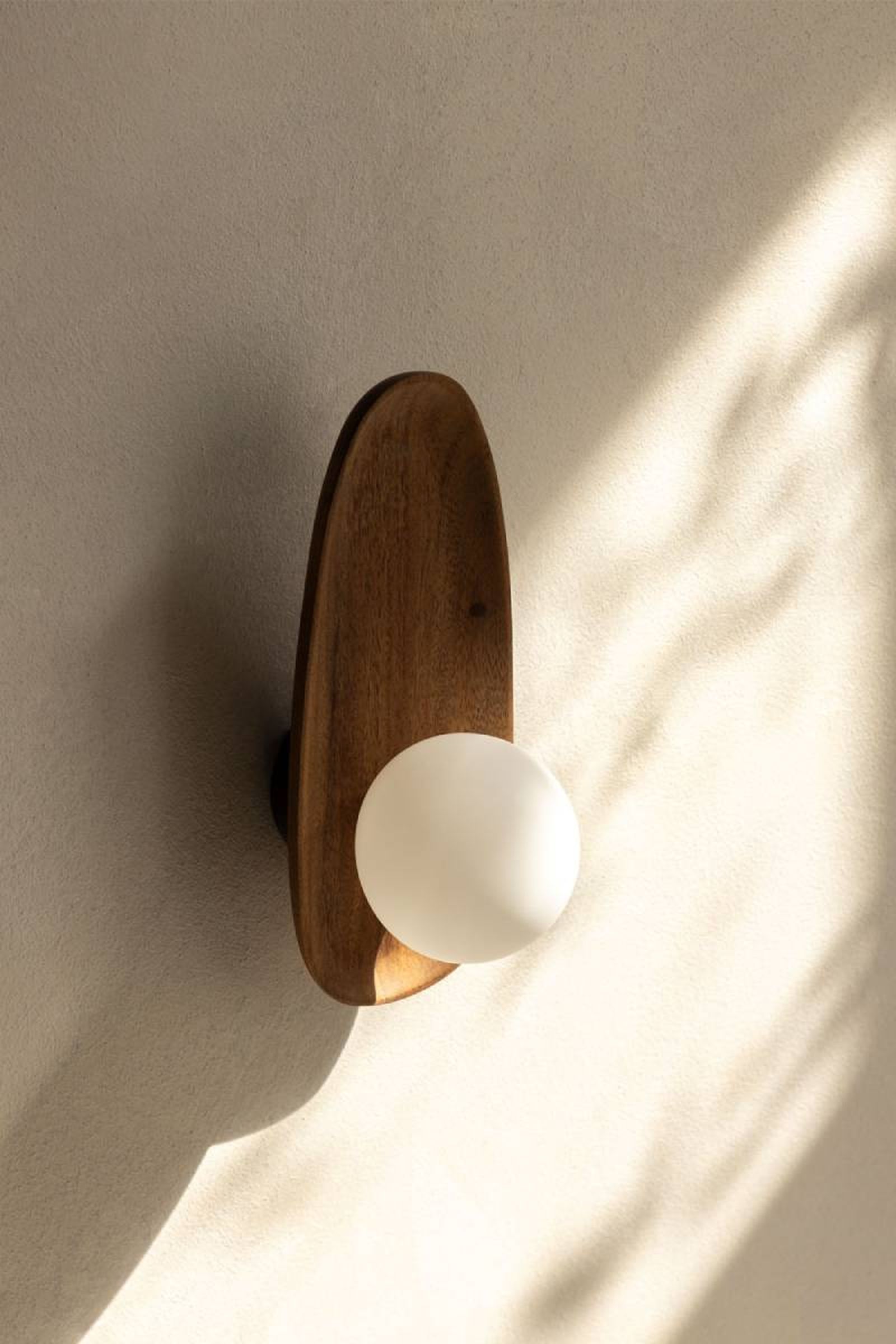 Aplique de madera moderno Freidy. Aplique de madera moderno Freidy.