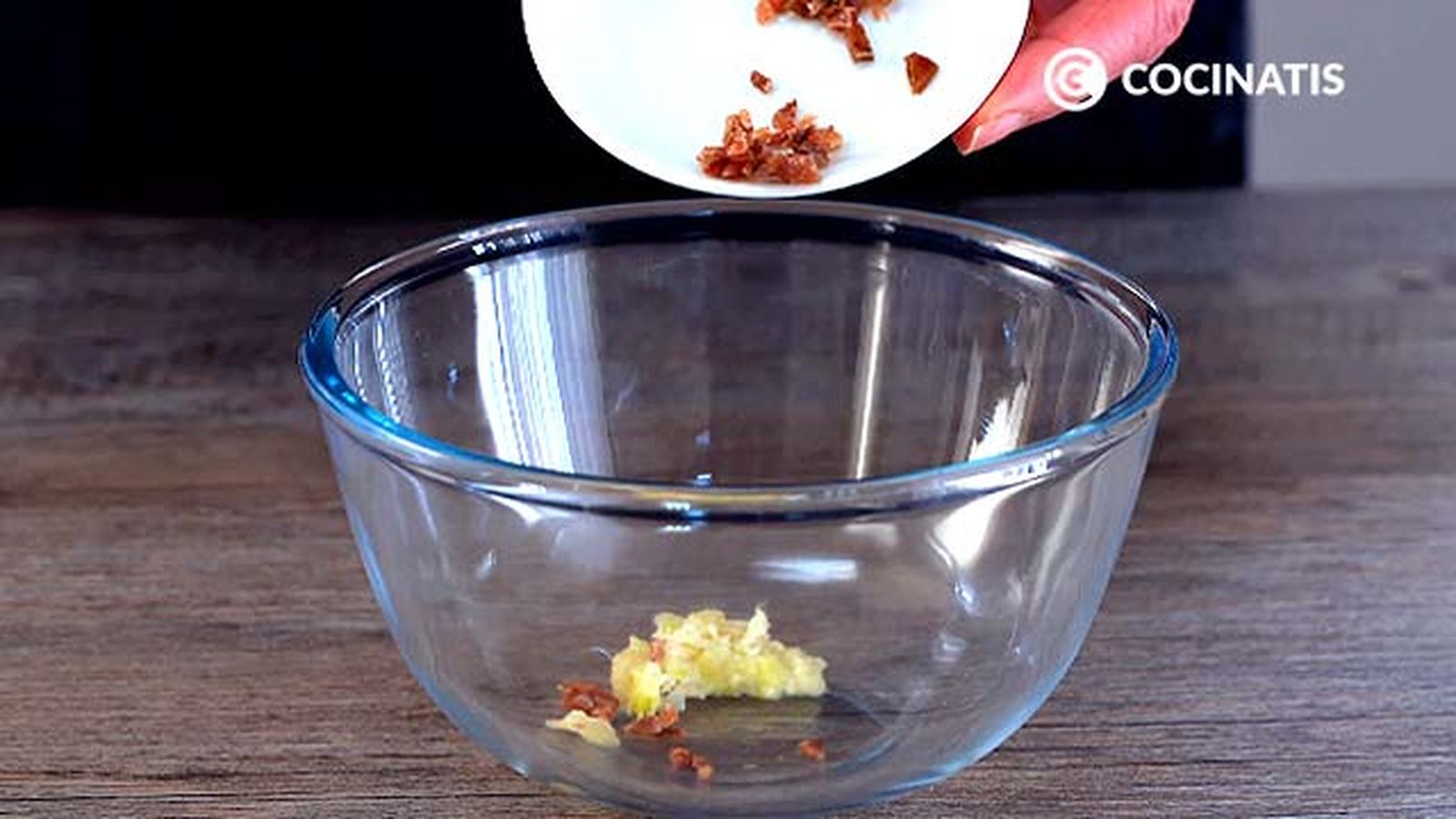 Agrega todos los ingredientes a un bol Receta de salsa césar paso 2