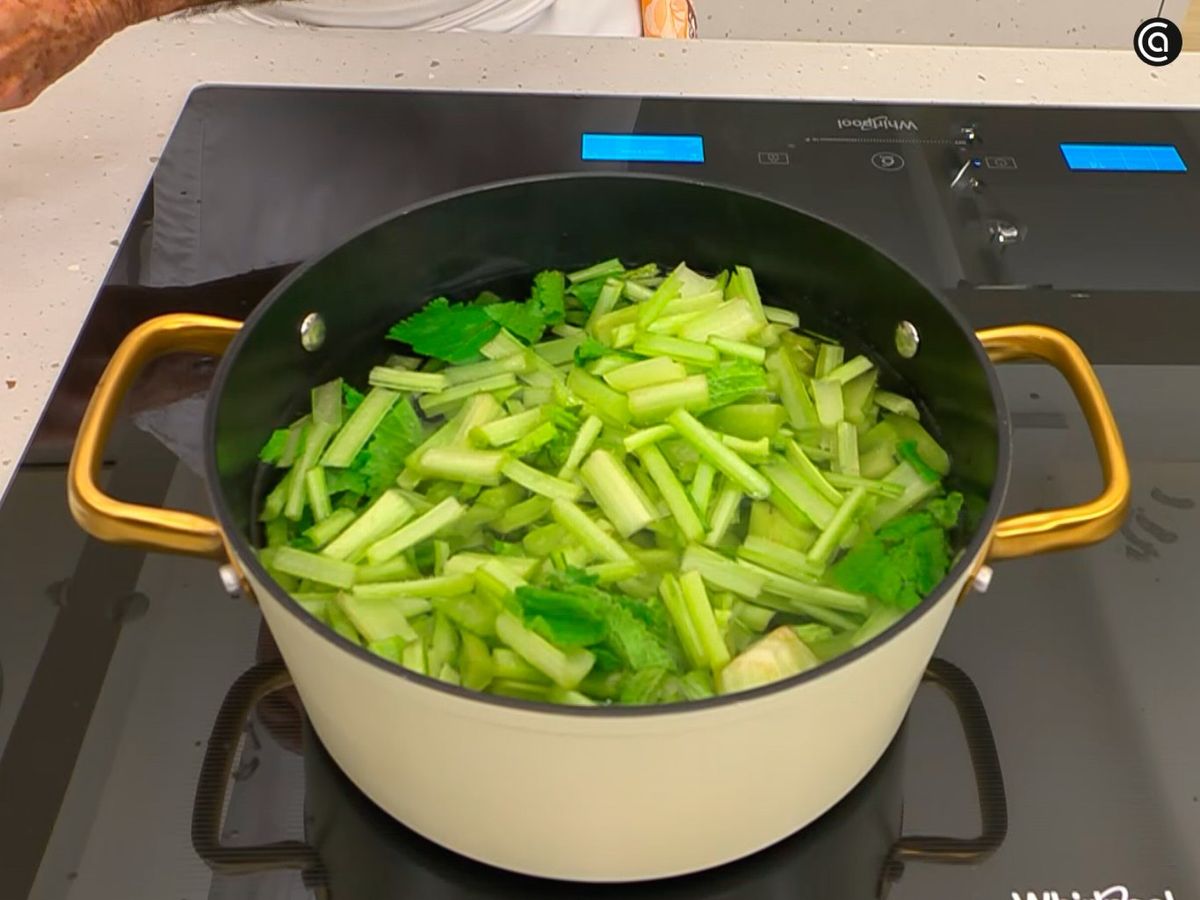 Corta las borrajas en trozos y cuécelas en agua con sal