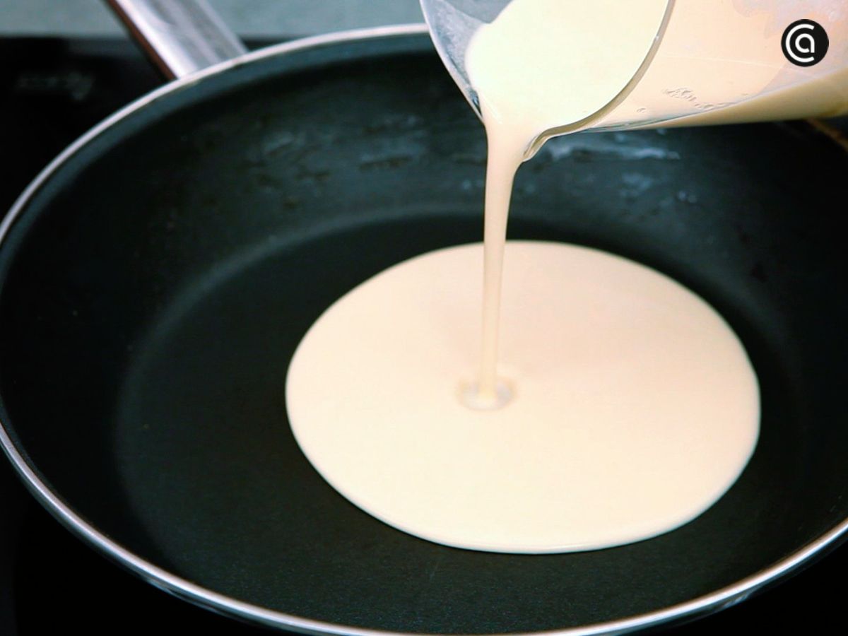 Vierte una capa fina de masa en la sartén