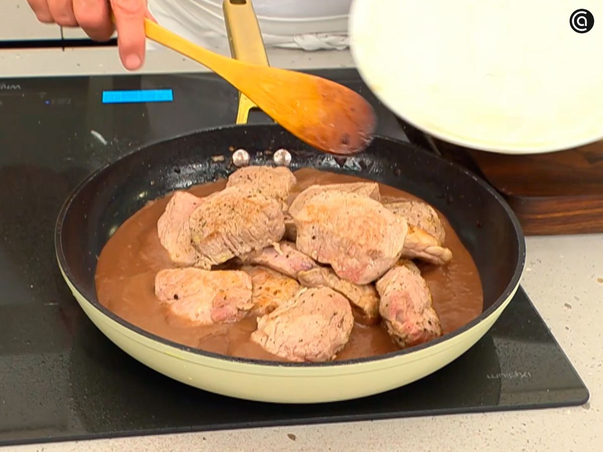 Añade los medallones a la salsa y cocina todo junto