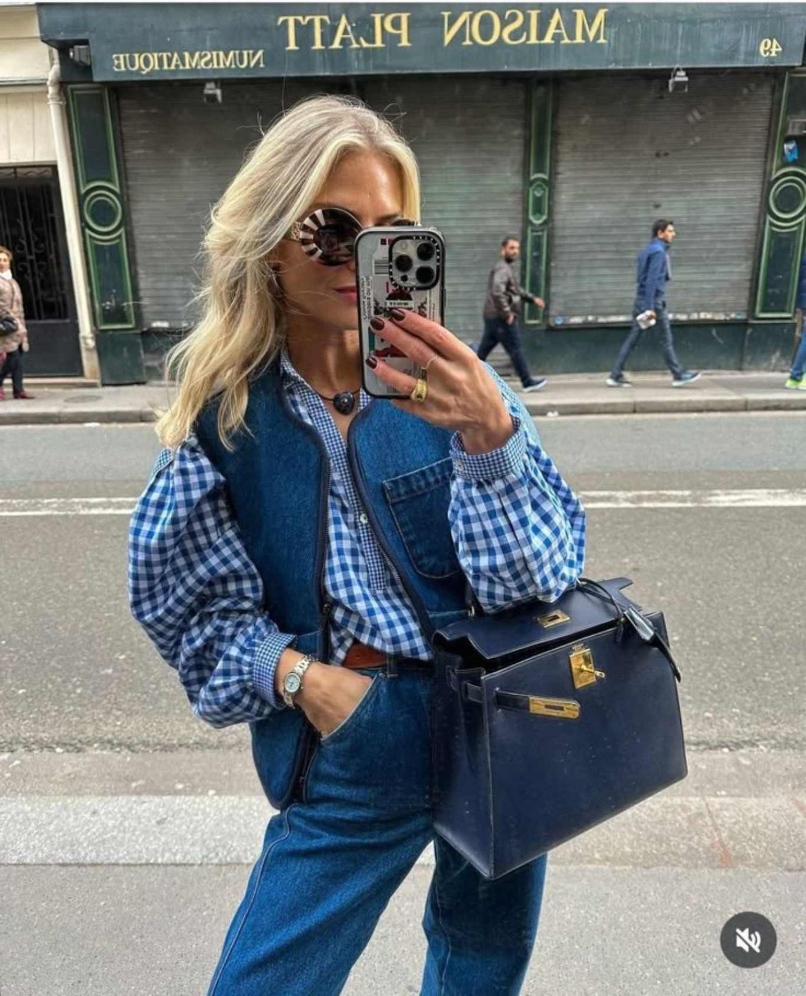 Look monocromático con chaleco en azul. Look monocromático con chaleco en azul.