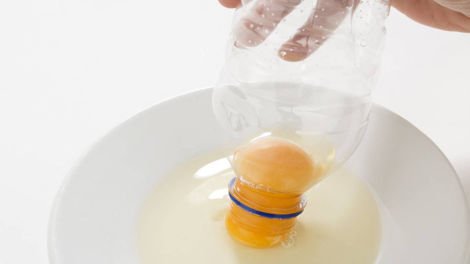 Separar  la yema y la clara permite usarlas correctamente en recetas como mousses, bizcochos o salsas.