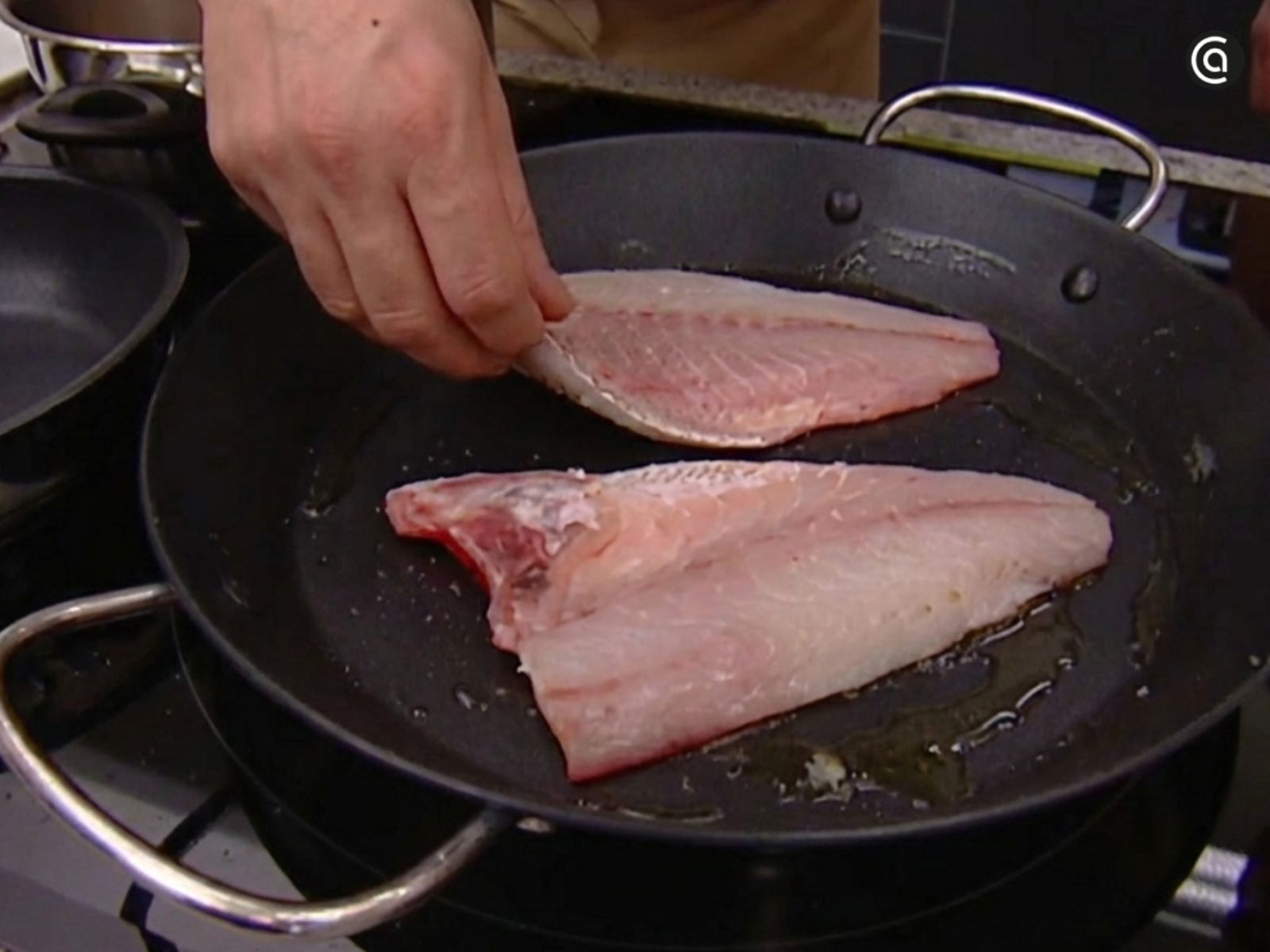 Los lomos de besugo se cocinan primero por el lado de la piel, a fuego moderado y sin prisas.