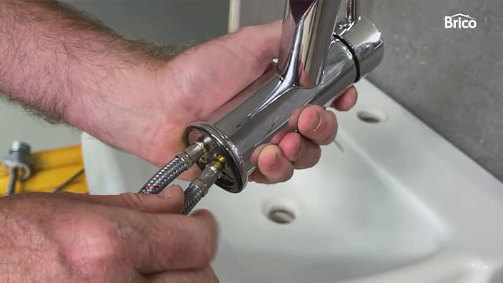 Bricomania 016 como cambiar grifo de lavabo paso5 Bricomania 016 como cambiar grifo de lavabo paso5