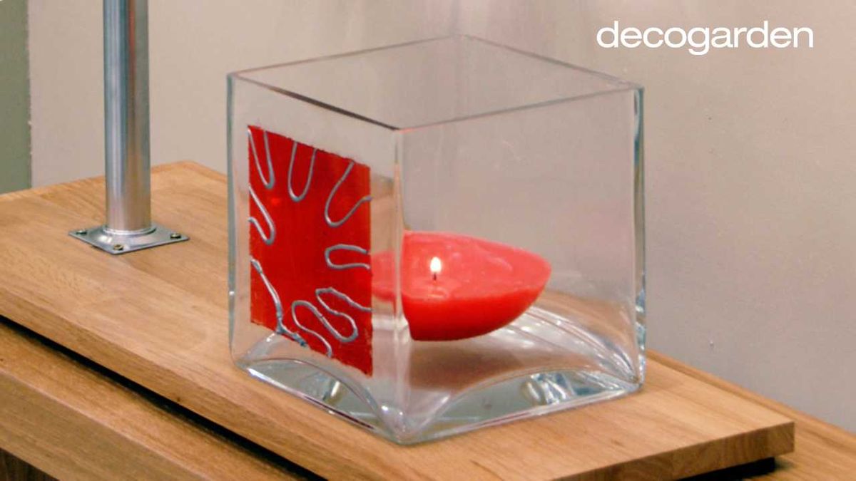 Portavelas de cristal decorado.